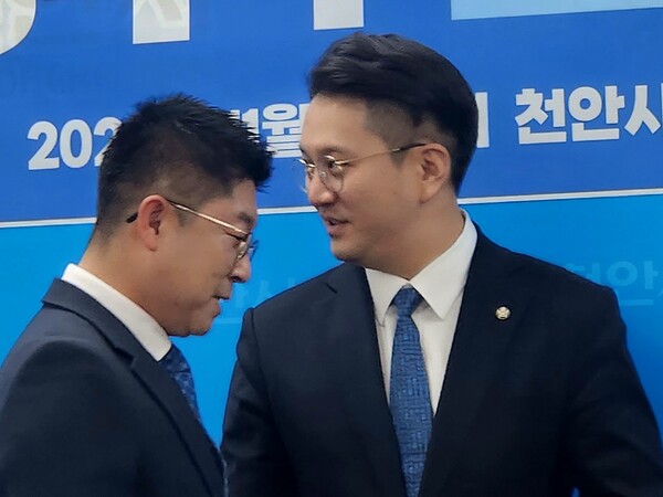 기자회견 전, 김영수 위원장과 전용기 국회의원이 소근소근 대화를 나누고 있다(사진= 장선화 기자)
