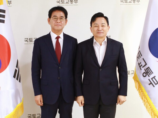 ▲ 왼쪽부터 이창수 천안병 당협위원장, 원희룡 장관.