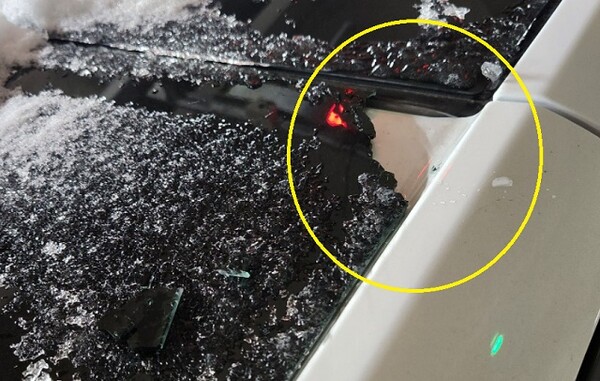 뒷유리가 파손된 테슬라 차량. 온라인 커뮤니티 캡처