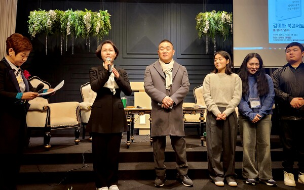 김미화 의원이 출판기념회에서  사랑하는 가족을 소개하고 있다(사진=장선화 기자)