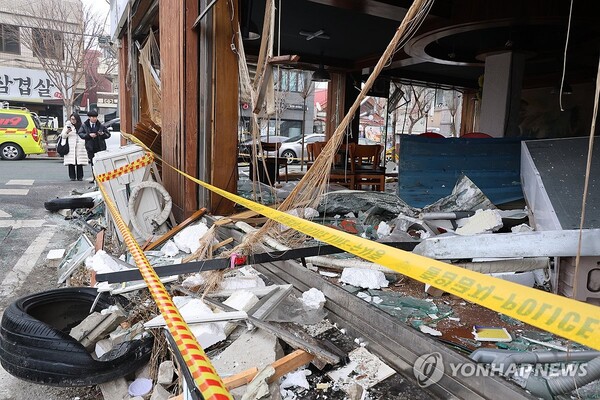 폭발 사고 여파로 피해 입은 주변 상가. (연합뉴스)