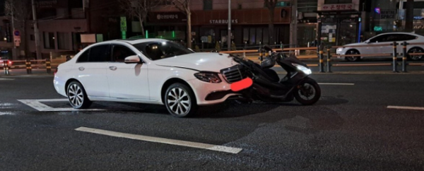 3일 새벽 서울 강남구 논현동의 한 도로에서 음주운전 차량이 오토바이를 추돌한 모습. 온라인 커뮤니티 캡처