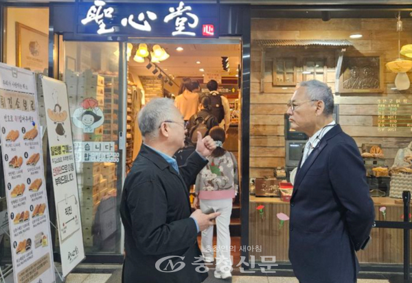 ▲ 17일 유인촌 문화체육관광부 장관(오른쪽)이 성심당 대전역점을 찾아 임영진 대표와 대화를 나누고 있다. (사진=연합뉴스)