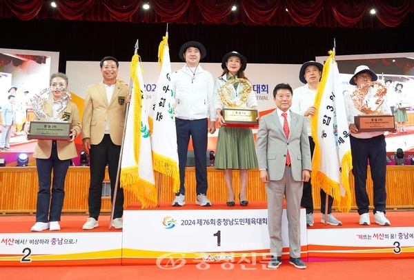 지난 16일 서산시민체육관에서 열린 제76회 충남도민체육대회 폐회식에서 1위 천안시, 2위 서산시, 3위 당진시 선수단 대표가 시상대에 올라 기념촬영을 하고 있다. (사진=서산시 제공)