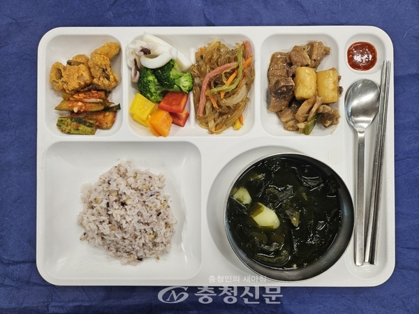 ▲ 남포초등학교 지역수산물의 날 식 사진