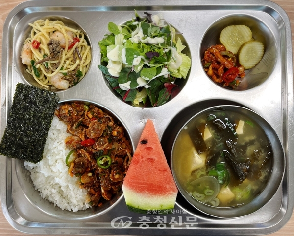 ▲ 송학초등학교 수산물 데이 식판 사진