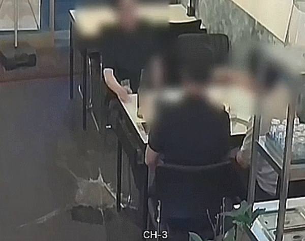 맥주를 바닥에 쏟고 있는 모습이 찍힌 폐쇄회로(CC)TV/ '아프니까 사장이다' 카페 캡처