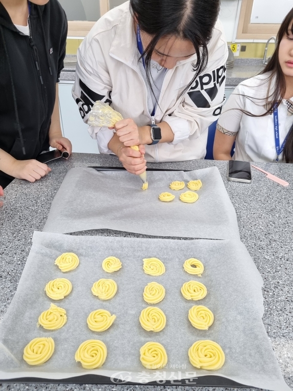 ▲  제과제빵 동아리 ‘요동포동’ 실습. 짤주머니를 이용해 쿠키를 만들고 있다.