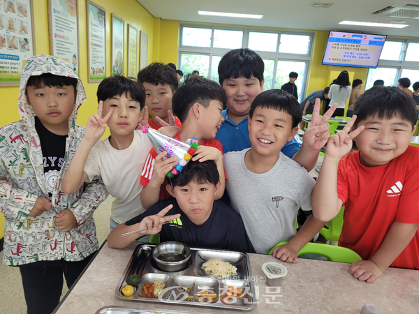 ▲ 공주 상서초등학교는 음식물쓰레기 감량화를 위해 ‘빈그릇데이 스티커제 이벤트’를 시작했다.