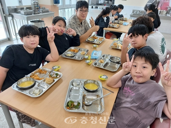 ▲ 선생님과 학생들이 급식을 먹고 있는 모습