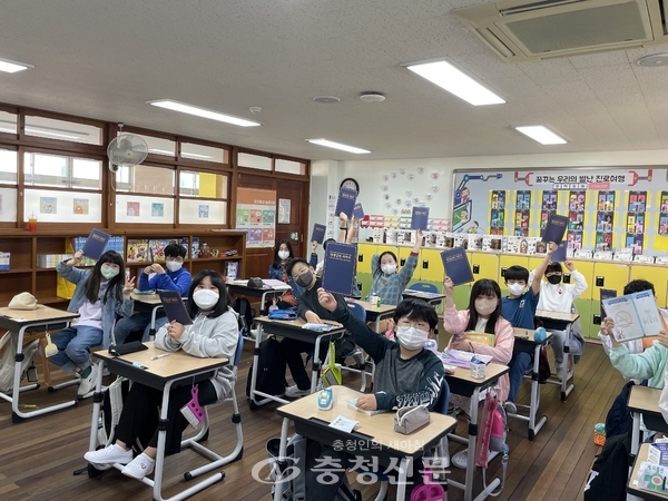 ▲ 대전두리초 학생들이 비흡연 선서식을 진행하고 있다. (사진=대전두리초 제공)