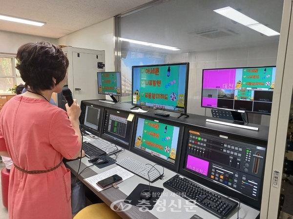 ▲ 대전두리초가 유성보건소와 연계해 흡연 및 마약 예방 방송 교육을 실시하고 있다. (사진=대전두리초 제공)