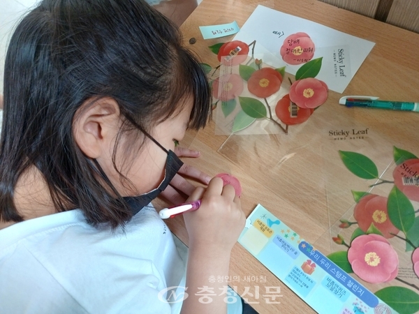 ▲ 대전두리초 학생이 비흡연 동백나무 숲 꾸미기 체험을 진행하고 있다. (사진=대전두리초 제공)