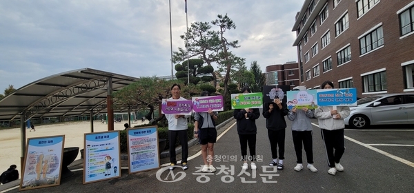 ▲ 대전둔산중 학생들이 흡연예방 캠페인을 실시하고 있다. (사진=둔산중 제공)