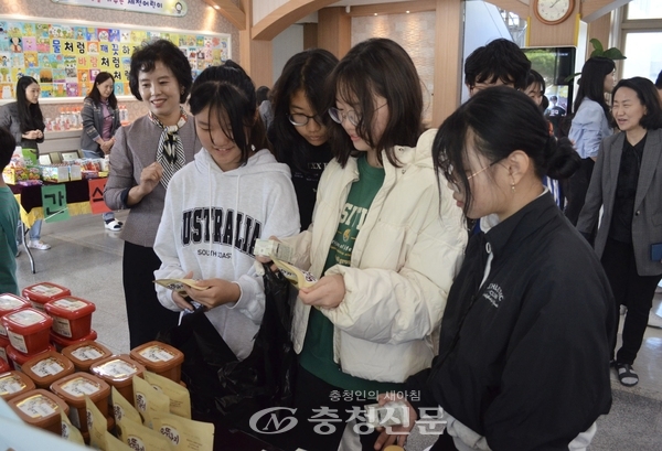 ▲ 지난 10월 31일 세천초 학생들이 실개울 시장 놀이에 배치된 NON-GMO 식품을 구경하고 있다. (사진=김의영 기자)