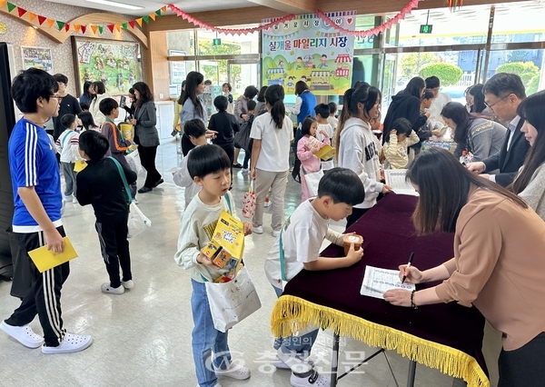 지난 10월 31일 세천초 학생들이 실개울 시장 놀이에 참여하고 있다. (사진=김의영 기자)
