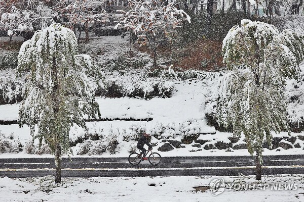  서울 등 중부 지역에 많은 눈이 내리는 27일 서울 마포구 한강공원에서 시민이 라이딩을 하고 있다. (사진=연합뉴스)