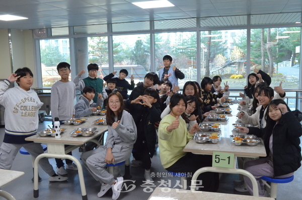 ▲ 지난 11월 25일 대전배울초 5학년 1반 학생들이 급식을 받은 후 기념촬영을 하고 있다. (사진=김의영 기자)