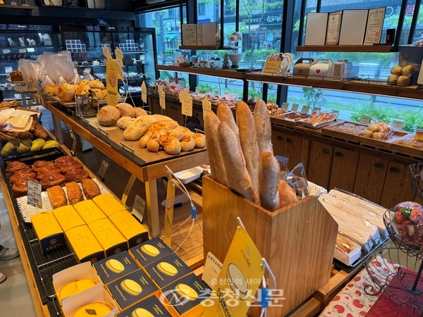 매장에 진열된 다양한 빵들/ 사진=김해인 기자