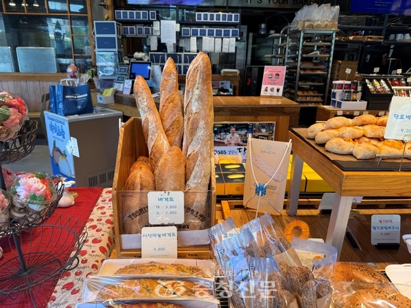 매장에 진열된 다양한 빵들/ 사진=김해인 기자