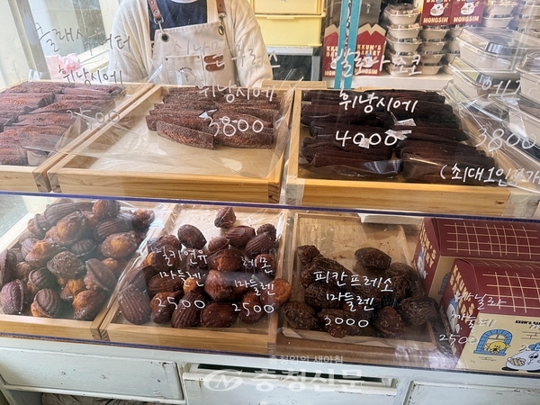 진열된 휘낭시에와 마들렌/ (사진=김해인 기자)