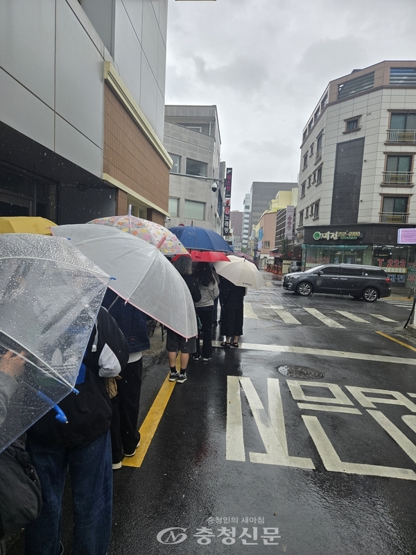 오픈 전부터 기다리고 있는 사람들