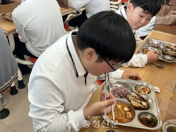 ▲ 지난달 29일 동명중학교 학생이 급식을 맛있게 먹고 있다.