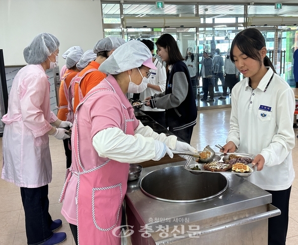 ▲ 지난달 29일 동명중학교 학생들이 급식을 배식받고 있다.