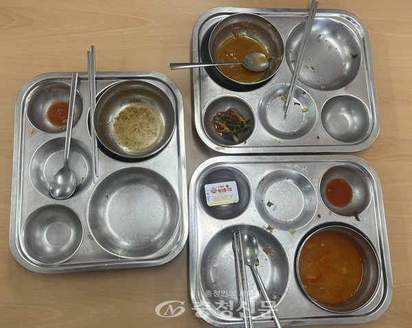 ▲  지난달 29일 학부모 급식 모니터링단이 급식을 깨끗이 비운 모습이다.