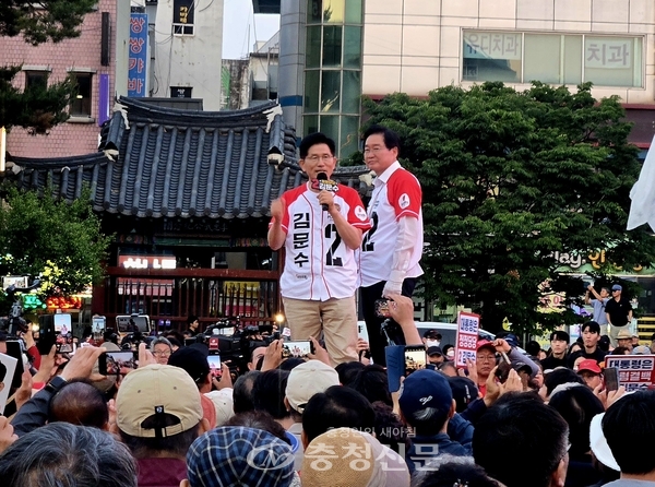 ▲ 국민의힘 김문수 대통령 후보가 5월 25일 천안 명동거리 유세 현장에서 지지를 호소하고 있다.