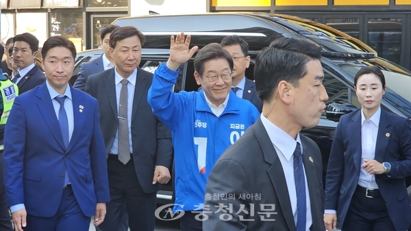 ▲ 더불어민주당 이재명 대통령 후보가 5월 25일 충남 천안을 방문해 지지자들에게 손을 흔들며 인사하고 있다.