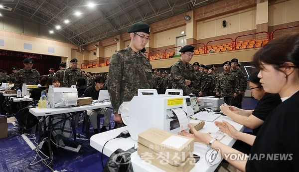 ▲제21대 대통령 선거 사전투표 첫날인 29일 육군훈련소 장병들이 충남 논산시 연무읍 사전투표소에서 소중한 주권을 행사하고 있다. (연합뉴스)