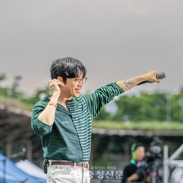 지난해 무주산골영화제에서 싱어송라이터 10CM 권정열이 무대에 올라 관객과 호흡하고 있다. (무주산골영화제 SNS)