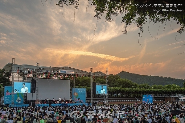지난 해 무주등나무운동장에서 열린 무주산골영화제 (무주산골영화제 SNS)