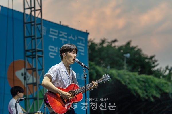 무주산골영화제 공연 무대에 오른 싱어송라이터 적재가 섬세한 음색으로 특별한 여운을 남겼다.(무주산골영화제 SNS)