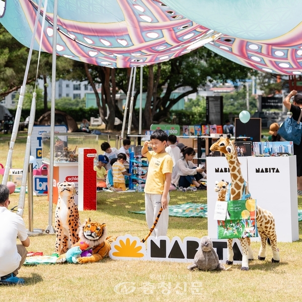 무주산골영화제 포토존에서 포즈를 취하고 있는 아이 (무주산골영화제 SNS)