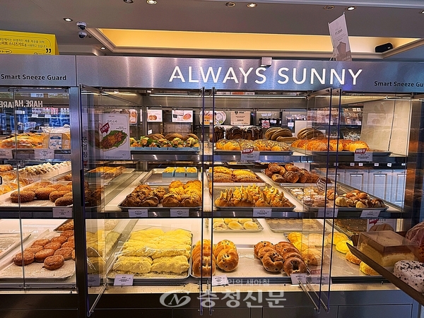 하레하레의 빵 진열대, 청결한 빵 관리를 위해 설치된 스니즈가드 (사진=김해인 기자)