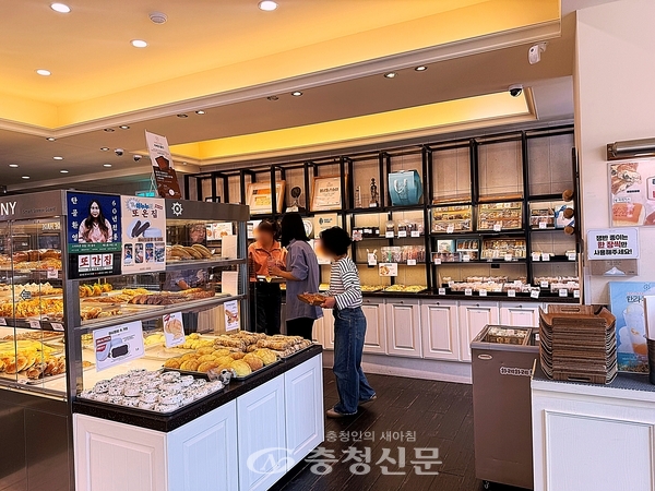 하레하레 매장 내관, 빵을 고르는 손님들 (사진=김해인 기자)