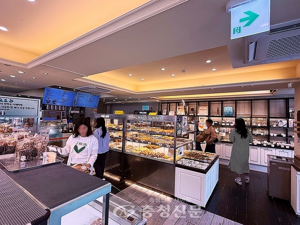 하레하레 매장 내관, 빵을 고르는 손님들 (사진=김해인 기자)