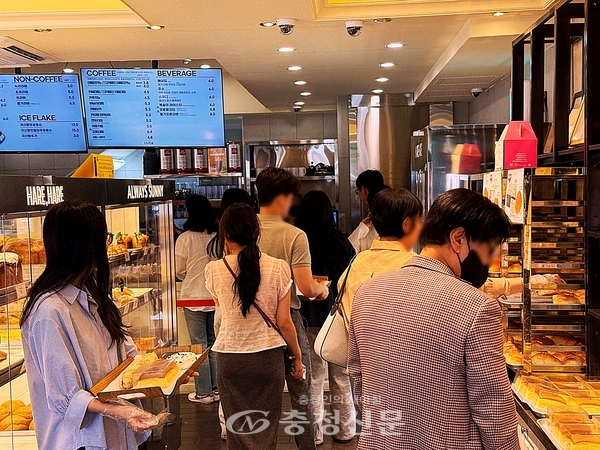 하레하레 매장 내관, 빵을 고르는 손님들 (사진=김해인 기자)
