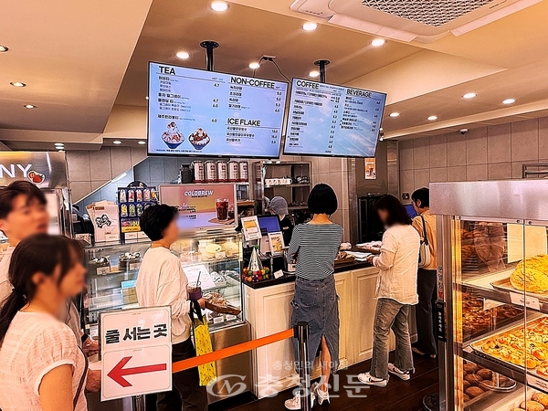 하레하레 매장 내관, 길게 늘어진 계산줄 (사진=김해인 기자)