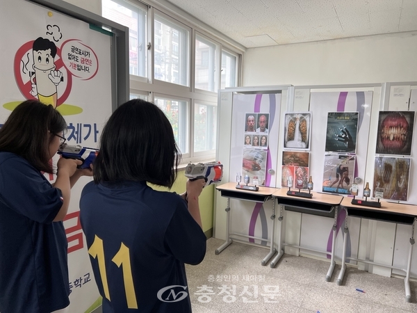 ▲ 학생들이 점심시간 타임어택 챌린지로 금연 스나이퍼 체험에 참여하고 있다.