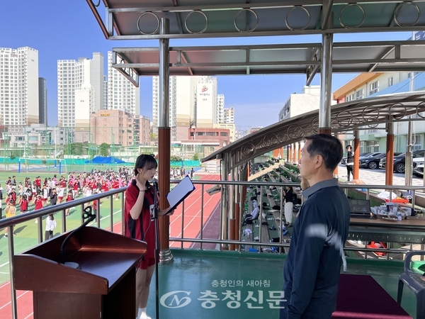 ▲  스포츠 한마당에서 금연 선포식을 진행하고 있다.