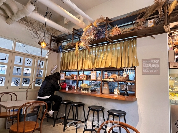 빵과 커피를 주문하고 기다리는 손님 (사진=김해인 기자)