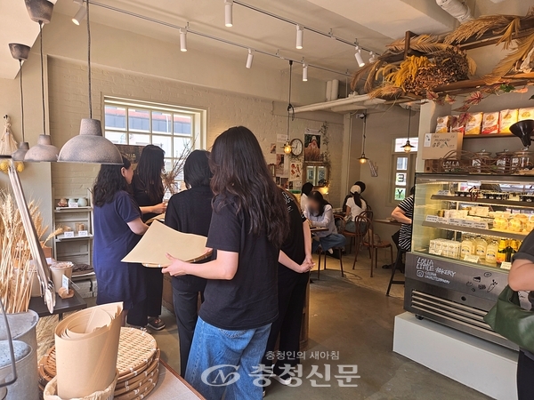 빵을 고르는 손님들 (사진=김해인 기자)