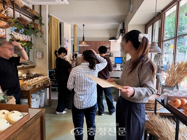 빵을 고르는 손님들 (사진=김해인 기자)