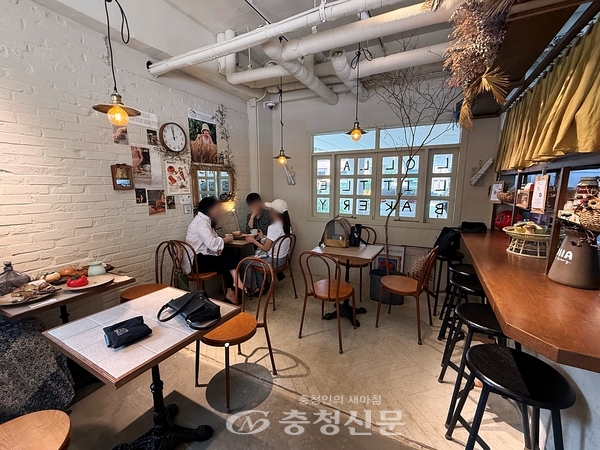 매장 내관, 빵을 구매 후 맛볼 수 있는 좌석 (사진=김해인 기자)