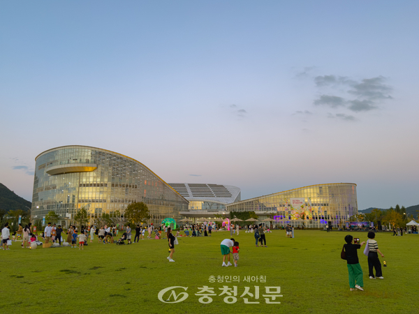 야간개장한 국립세종수목원을 찾은 관람객들 (국립세종수목원 제공)