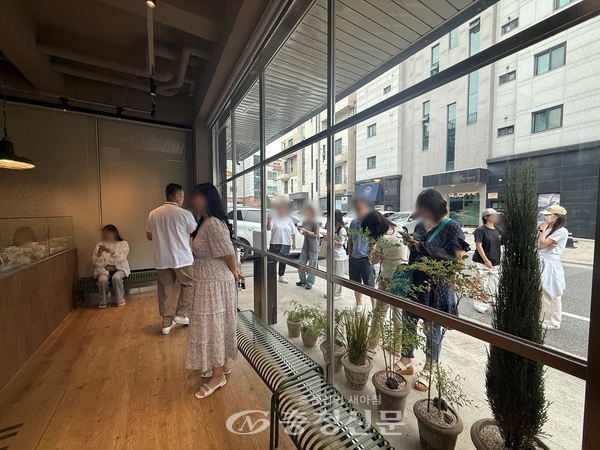 파셀 샌드위치바에서 샌드위치를 사기위해 기다리는 손님들 (사진=김해인 기자)