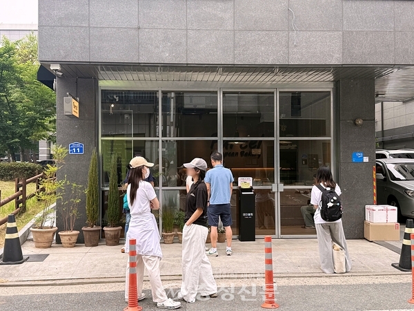 파셀 샌드위치바에서 샌드위치를 사기위해 기다리는 손님들 (사진=김해인 기자)